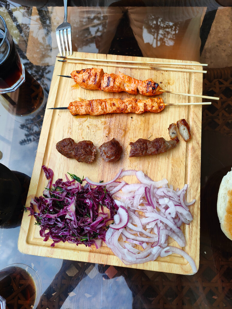 Шашлык из курицы (верхние две шпажки) и конины (нижний)