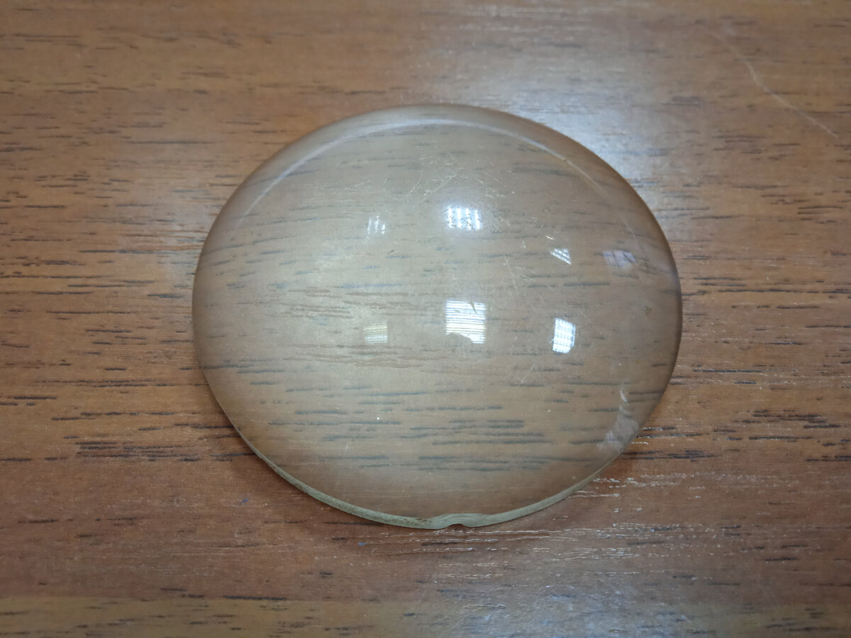 Всё, что осталось от этого клада, вот это. помутневшее от времени увеличительное стекло.