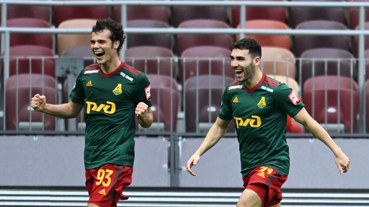    Игроки "Локомотива" Наир Тикнизян (справа) и Артём Карпукас© РИА Новости / Павел Бедняков