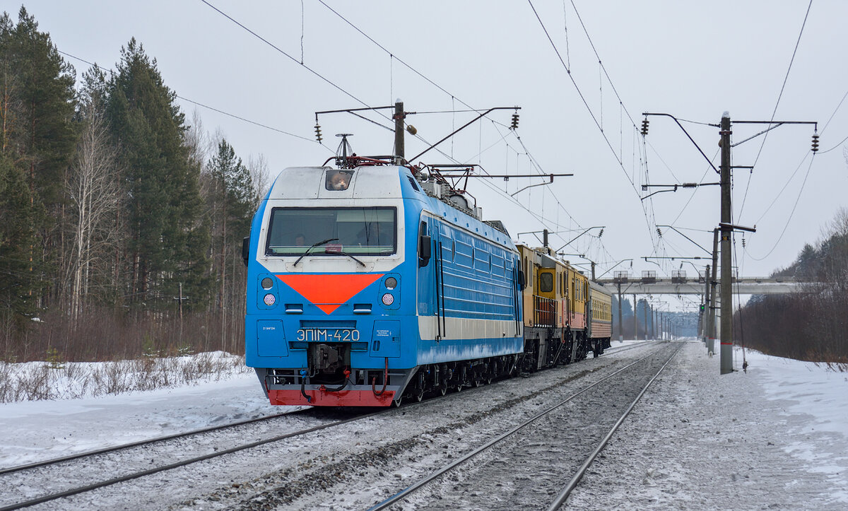 Электровоз ЭП1М-420 с путевой техникой. Кировская область, перегон Лянгасово - Стрижи, 18.02.2018
