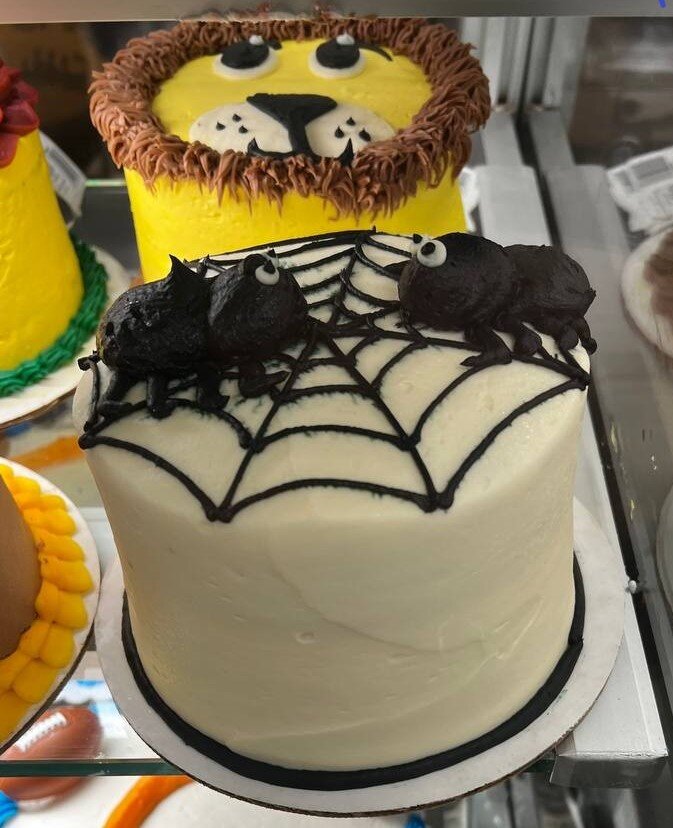 Тортик "Встреча двух пауков на одной паутине", название дано автором. На заднем плане - торт-лев. Фото автора