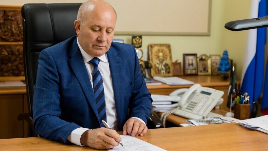     Причина — провальная работа во время снегопада. Из-за плохой работы дорожных служб в центре города произошло несколько аварий, в которых столкнулись десятки автомобилей и несколько автобусов.