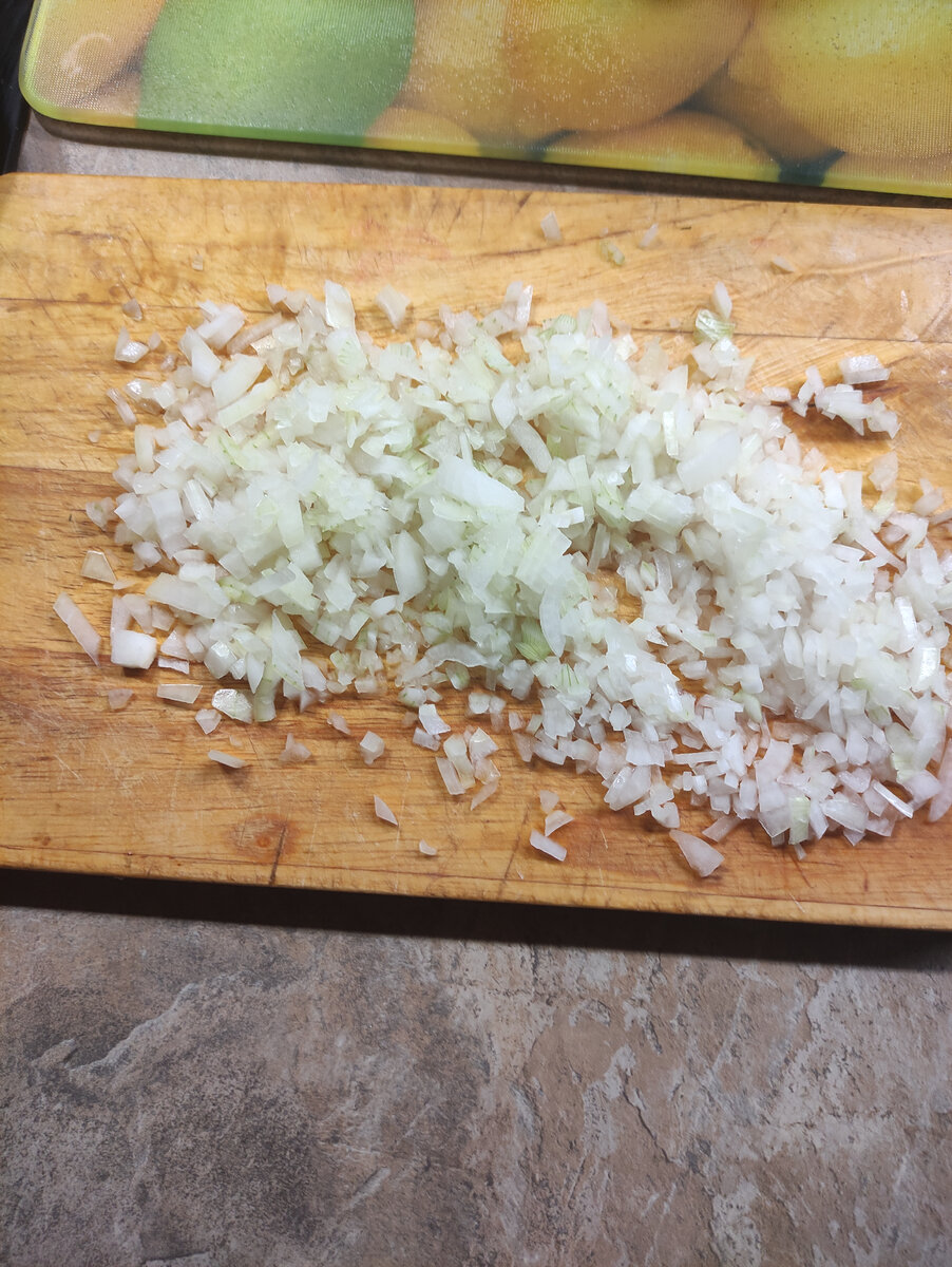 Лук нарезаем мелким кубиком.