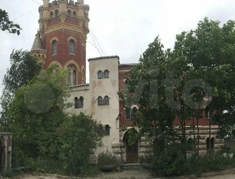    Памятник архитектуры находится на Октябрьской набережной Арина Полтанова