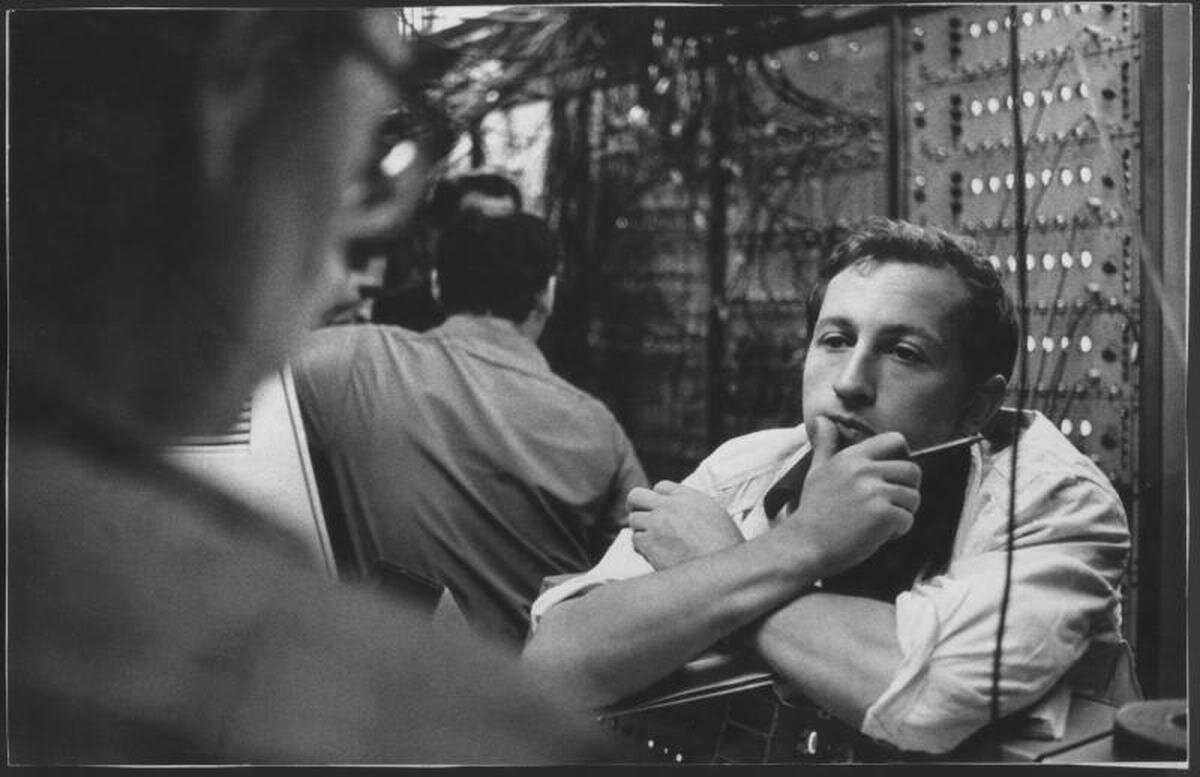 2 Из серии «Институт физики высоких энергий в Протвино» https://735606.selcdn.ru/thumbnails/photos/b/b/e/bbe52b32b808e0fd_1024.jpg