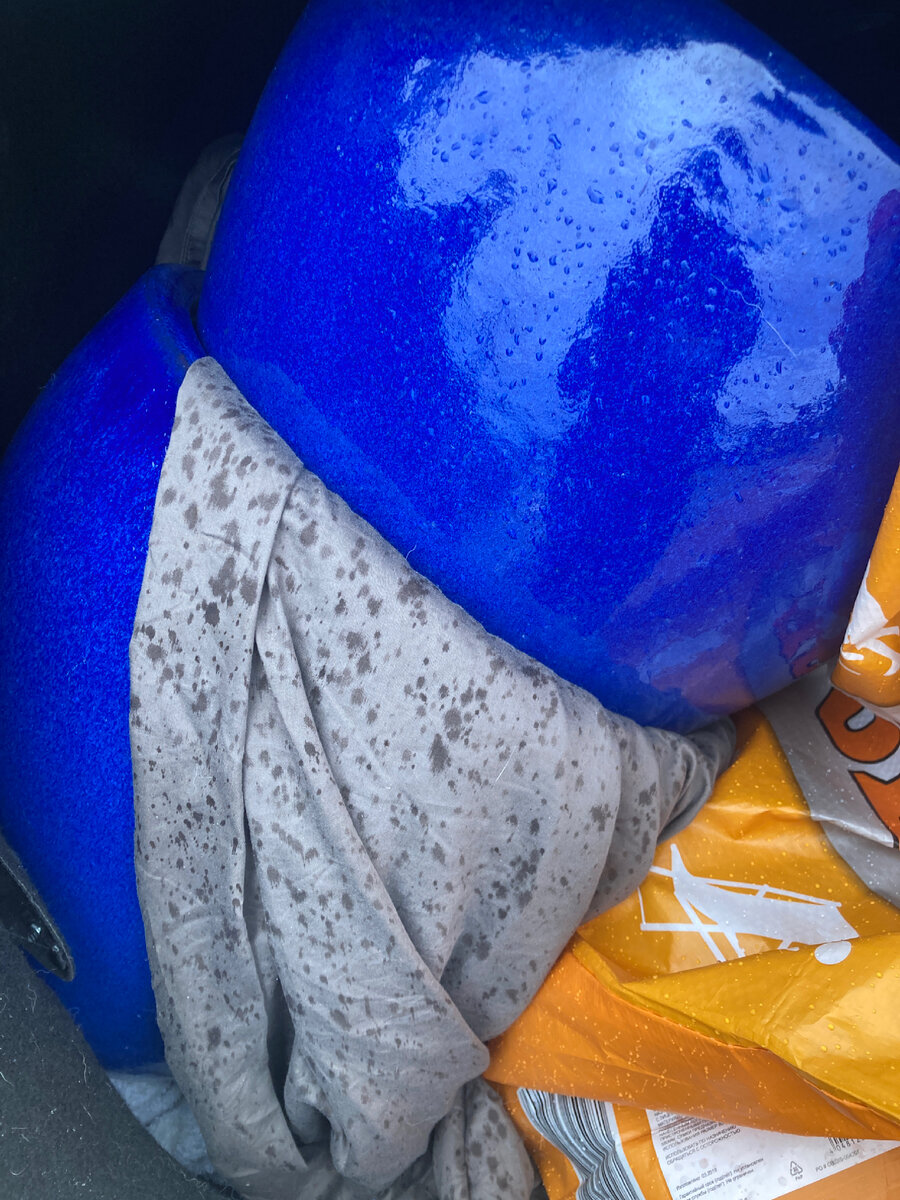 Показываю цвет кашпо, о которых рассказывала вчера! Целиком пока не могу - не вытаскивала из машины (фото мое)