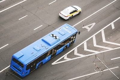    Муниципальный автобус на выделенной полосе в Москве © Сайт мэра Москвы