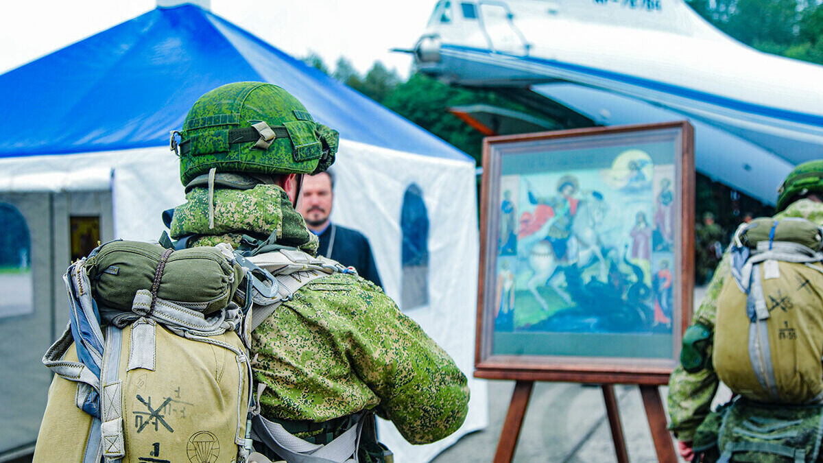     Российские спецслужбы не допустили нелегального вывоза из Энергодара семи православных икон, найденных на территории недостроенного храма раскольнической православной церкви Украины в Энергодаре.