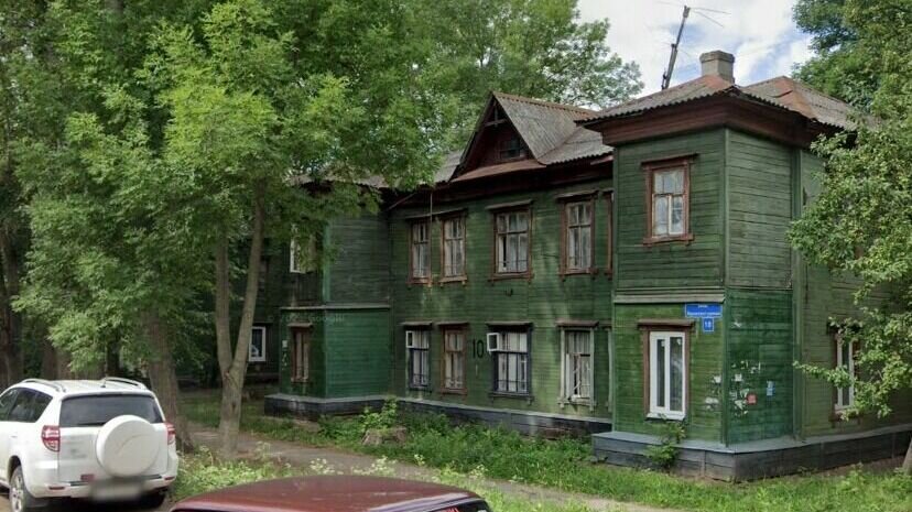     Жильцов аварийного дома № 10 на улице Архитектурная в Нижнем Новгороде собираются расселить до середины 2025 года. До этого же срока планируется снести здание. Об этом рассказали представители городской мэрии, отвечая на вопросы подписчиков в VK.