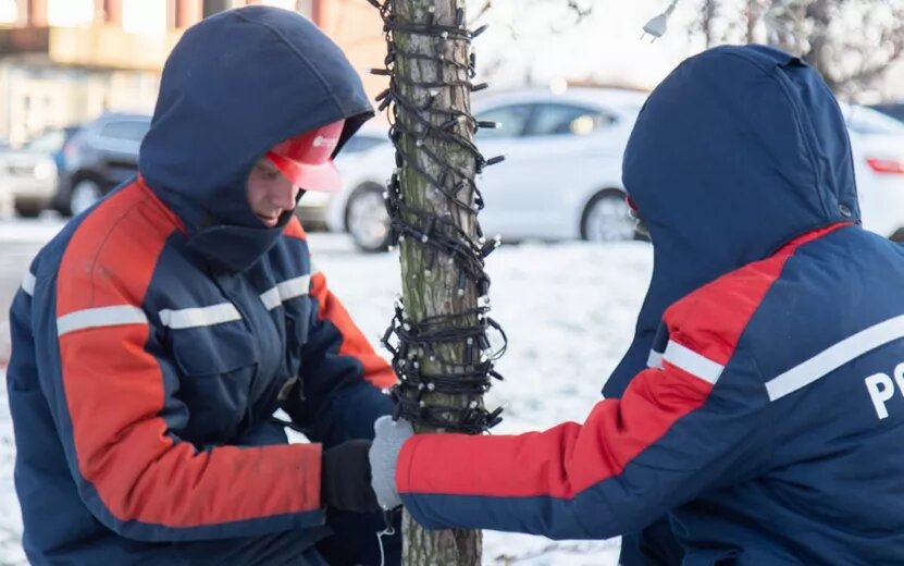    Новогоднюю иллюминацию начали монтировать на улицах Ижевска