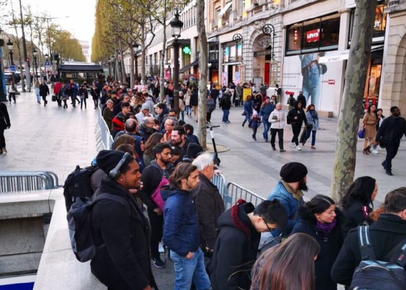 Длинные очереди на старте продаж P30 в Париже облетели весь мир 