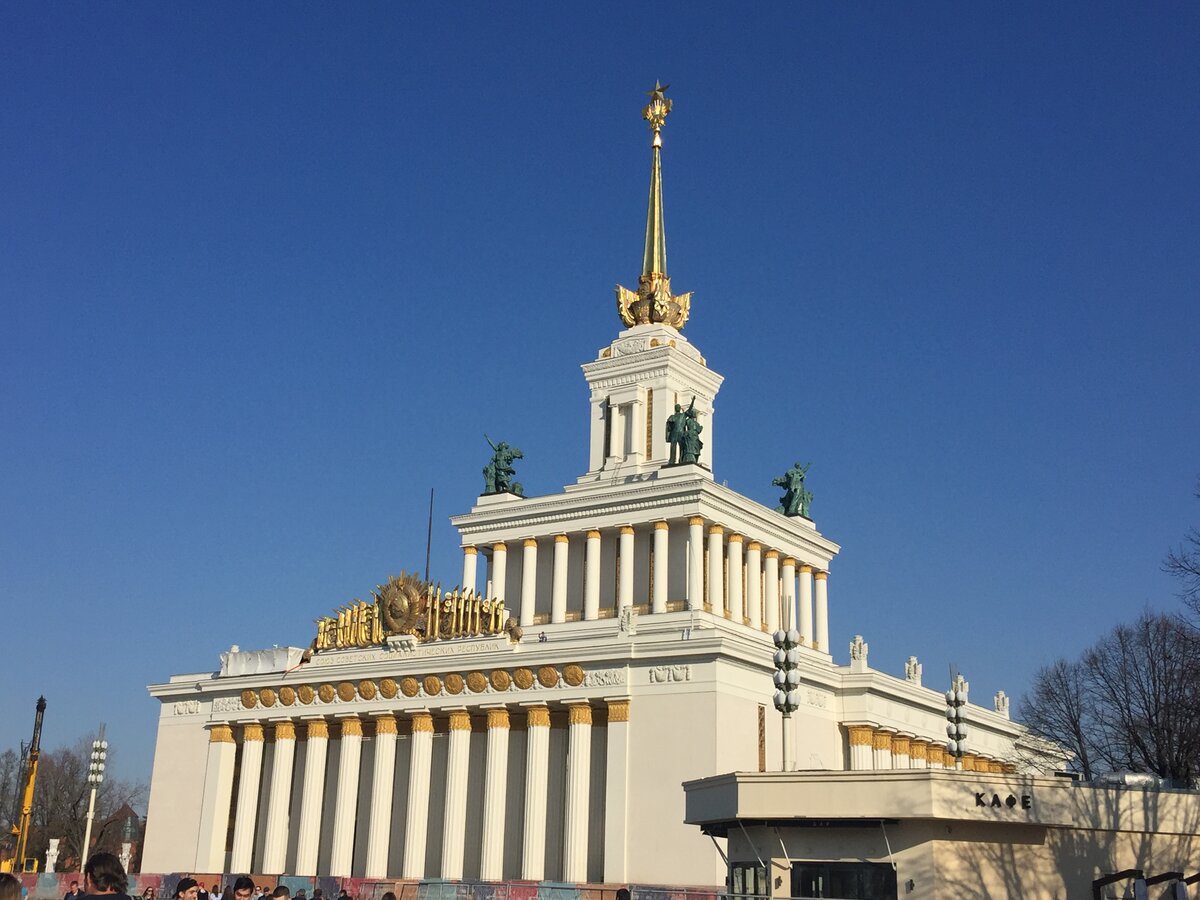 Вднх в москве павильоны. Щуко главный павильон ВДНХ. Главный павильон ВДНХ сталинский Ампир. Г.В. Щуко. Главный павильон ВДНХ В Москве, 1954;. Главный (Центральный) павильон ВДНХ (ВСХВ) архитектура.