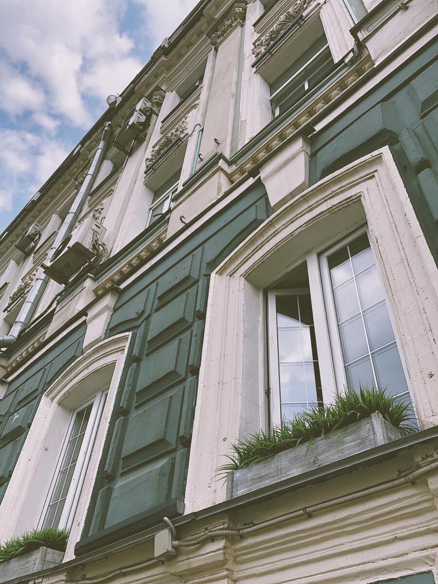 А по нечетной стороне, мы можем увидеть шикарное здание, построенное в стиле неоклассицизма, тот самый дом Кузнецова, со знаменитой скульптурой "Льва с гербом в лапах". 