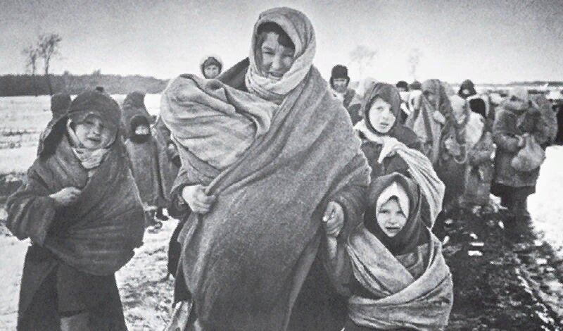 1942 год. Беженки-матери с детьми.