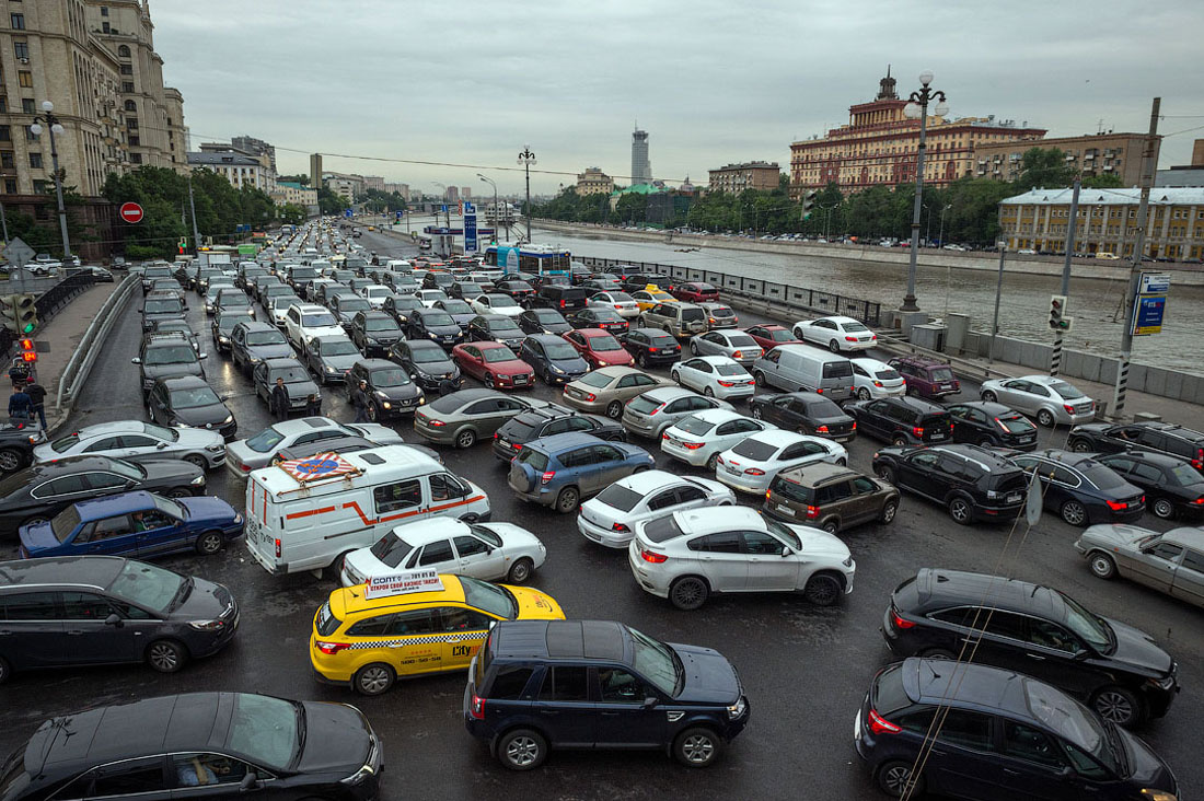 После первых майских праздников москвичи пожаловались на штрафы за неоплаченную парковку в воскресенье. Столичные власти объяснили это невнимательностью: улицы с тарифом 380 руб.