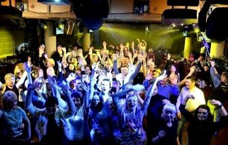 Дискотека в СССР была одним из немногих мест, где молодые люди могли выплеснуть бурлящую энергию, пообщаться, послушать новинки музыки. В те времена шла суровая борьба с буржуазной пропагандой, виниловые пластинки с зарубежными хитами приобретались с большим трудом и втридорога. Многие помнят, как молодёжь сначала  собиралась в зале для проведения дискотеки, где лилась негромкая музыка. Затем начиналась сама дискотека – звучали популярные иностранные или отечественные хиты, прерывающиеся для объявления названия следующих музыкальных композиций. Показательно, что и сегодня, спустя более 20 лет после развала Советского Союза, не стихает ностальгический бум некогда популярных мелодий: современные дискотеки 70-х и 80-х обожает не только старшее поколение, но и молодёжь. Значит, не так уж и плоха было танцевальная музыка советских времён.