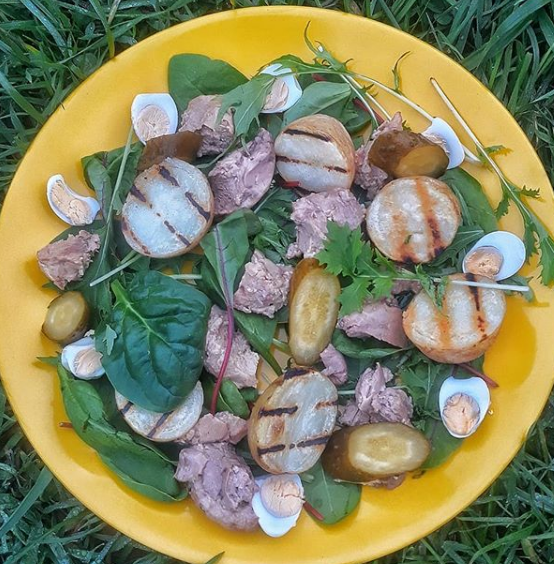 Вкусный салат из разряда "Дёшево и сердито" салат с печенью трески
Выкладываем на тарелку мангольд( маленькие листья свеклы)
Шпинат,рукколу, фрилис.

Далее печень трески прямо на зелень

Потом варёный молодой(непожилой) картофель после варки обжаренный на гриле

И конечно же перепелинные коки, солёные огурчики 
И самое главное заправка👉оливковое масло,лимонный сок,горчица, табаско(пару капель), вортчестер(пять капель) , перемешиваем и поливаем ей салатик.

Отлично сочетается с белым сухим винишком