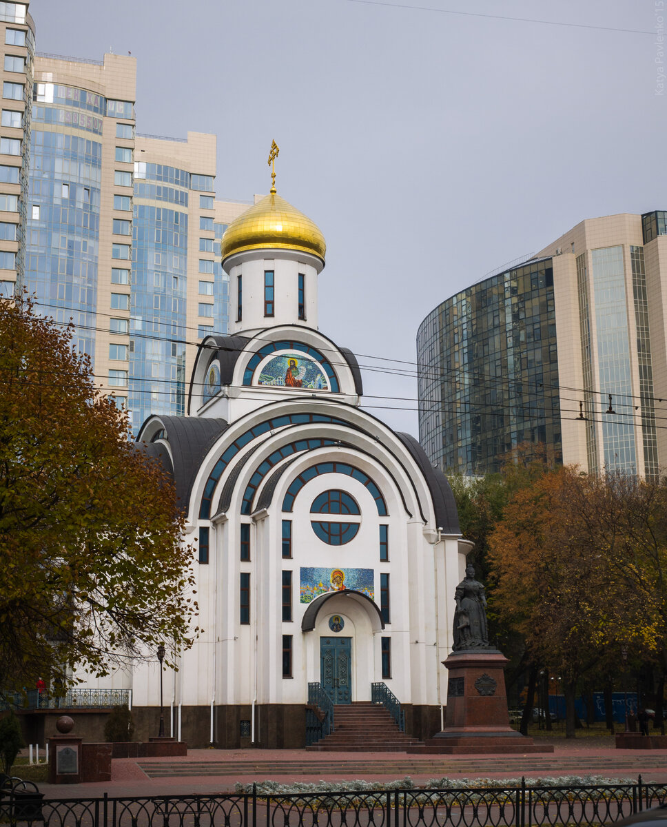 Покровский собор и памятник императрице Елизавете Петровне 