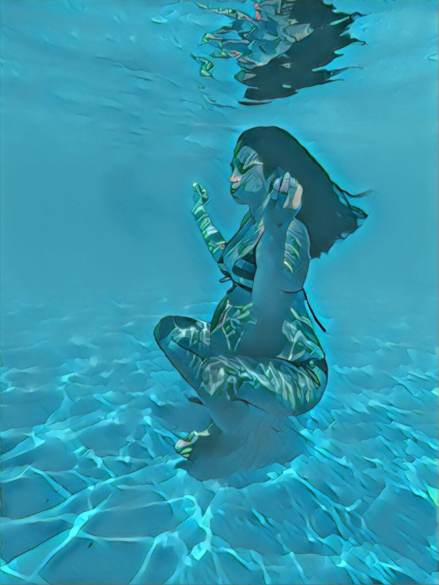В бассейне. Под водой. Тренирую дзен. И дыхание заодно. За пару недель до родов.