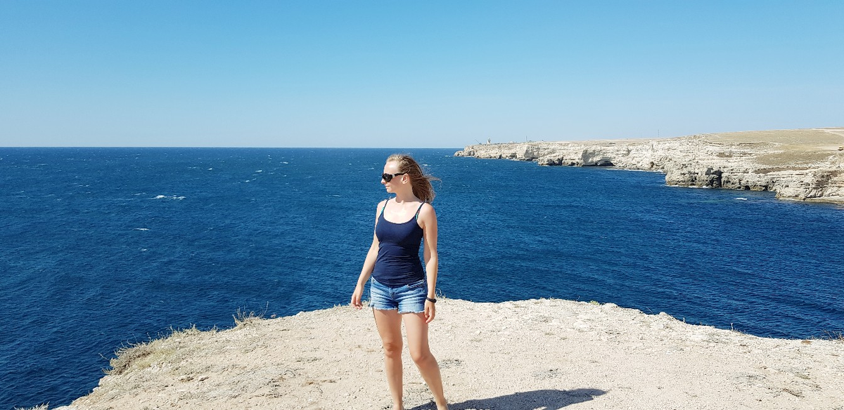 Ветер в волосах... Еле стою на ногах, на самом деле. Оленевка, Крым, Сентябрь 2019 