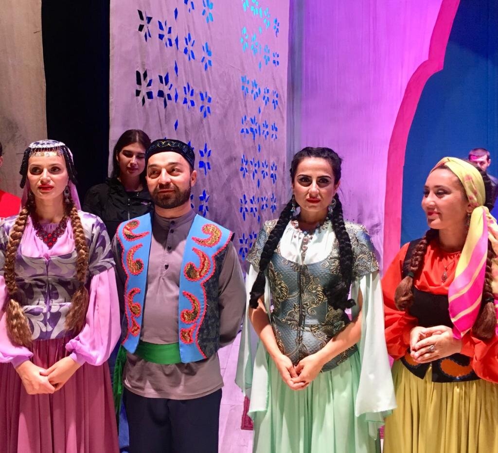 По словам Романа Дабагова, в труппе театра есть представители всех поколений, и это - уникальный сплав талантов . Фото "Кавказ Пост"
