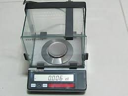 Профессиональные каратные весы, взвешивают до трех знаков после запятой.