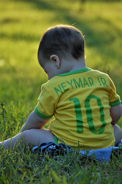 https://cdn.pixabay.com/photo/2017/07/04/21/18/neymar-2472682_960_720.jpg