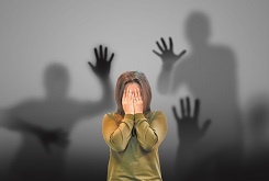 С каждым днём только растёт
Счастье потеряно вмиг.
Время бежит лишь вперёд,
Но жизнь ведь не черновик.