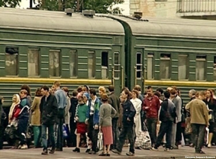 На жд вокзале родители ждали свроих отпрысков с летнего лагеря