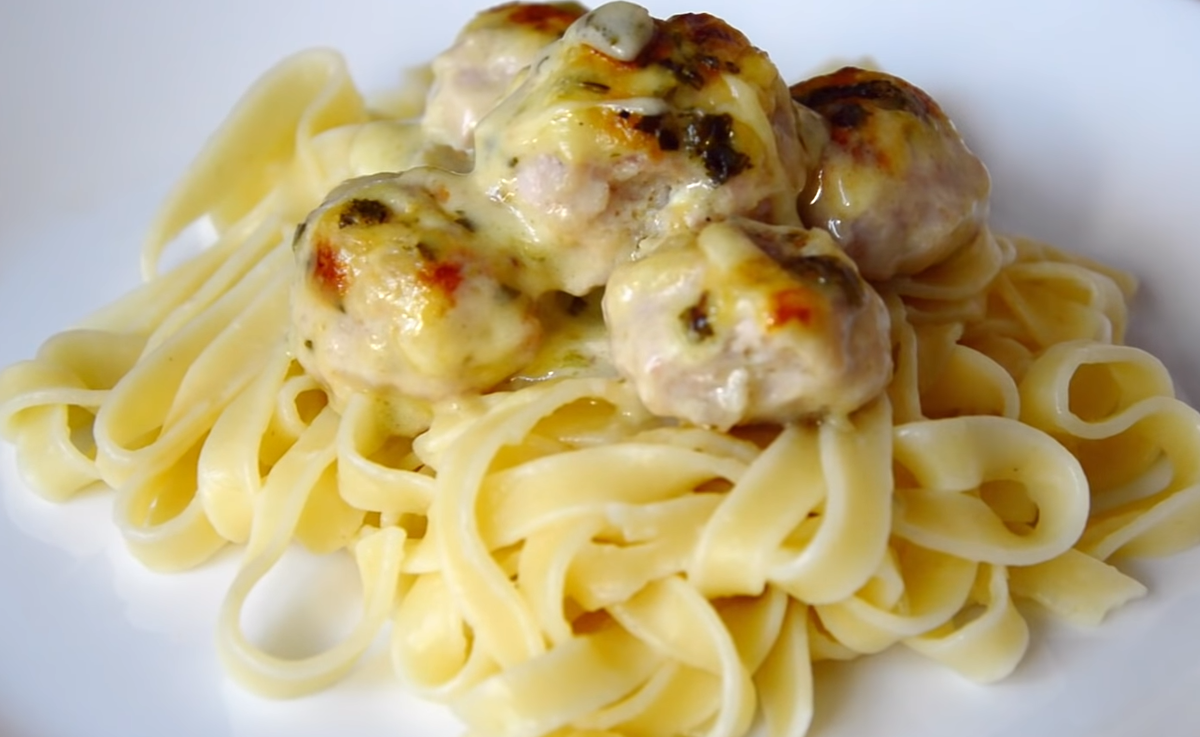 Паста карбонара с грибами и сливками. Fettuccine alfredo chicken. Феттучини альфредо. Паста с грибами и сыром и курицей в духовке. Спагетти в сливочном соусе в духовке.