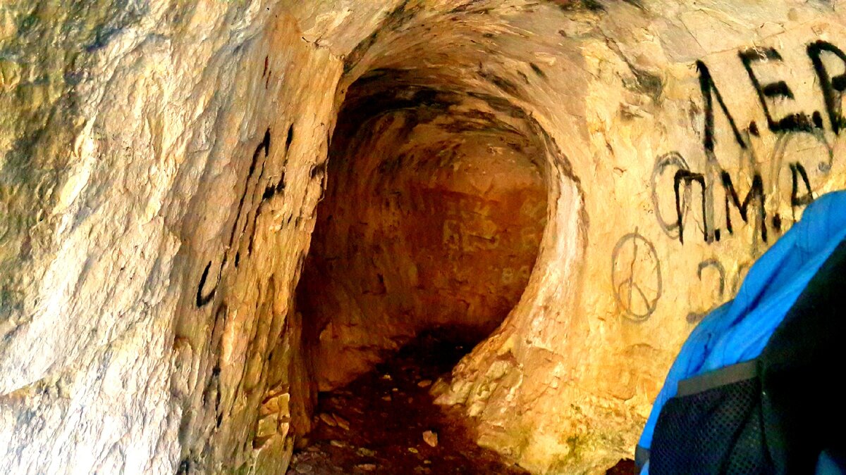 Какую вещь бекки нашли в пещере. Демидовские пещеры Алтайский край. Узкие пещеры. Узкие проходы в пещерах. Пещера с узким проходом.