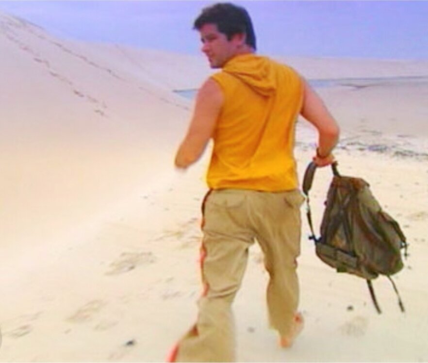 кадр из сериала,где герой Лео бежит по пустыне