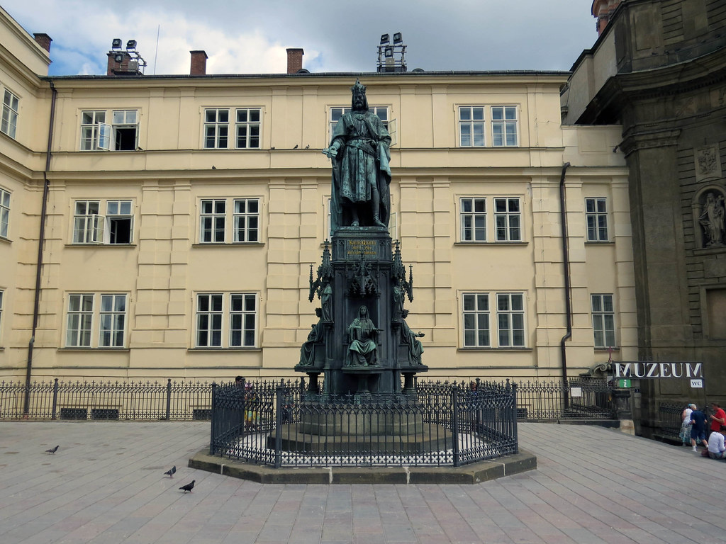 Памятник Карлу IV рядом с мостом