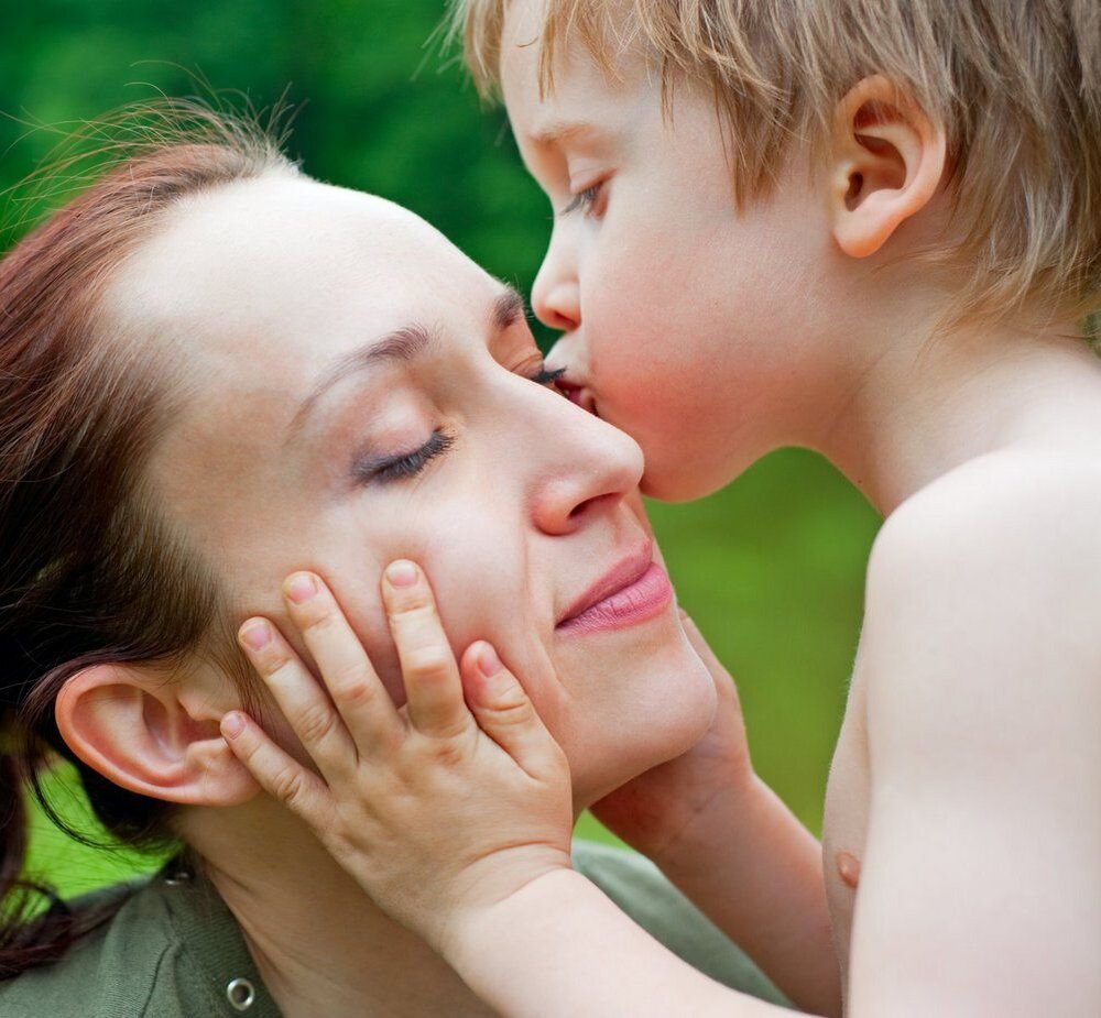 Мальчик целует маму