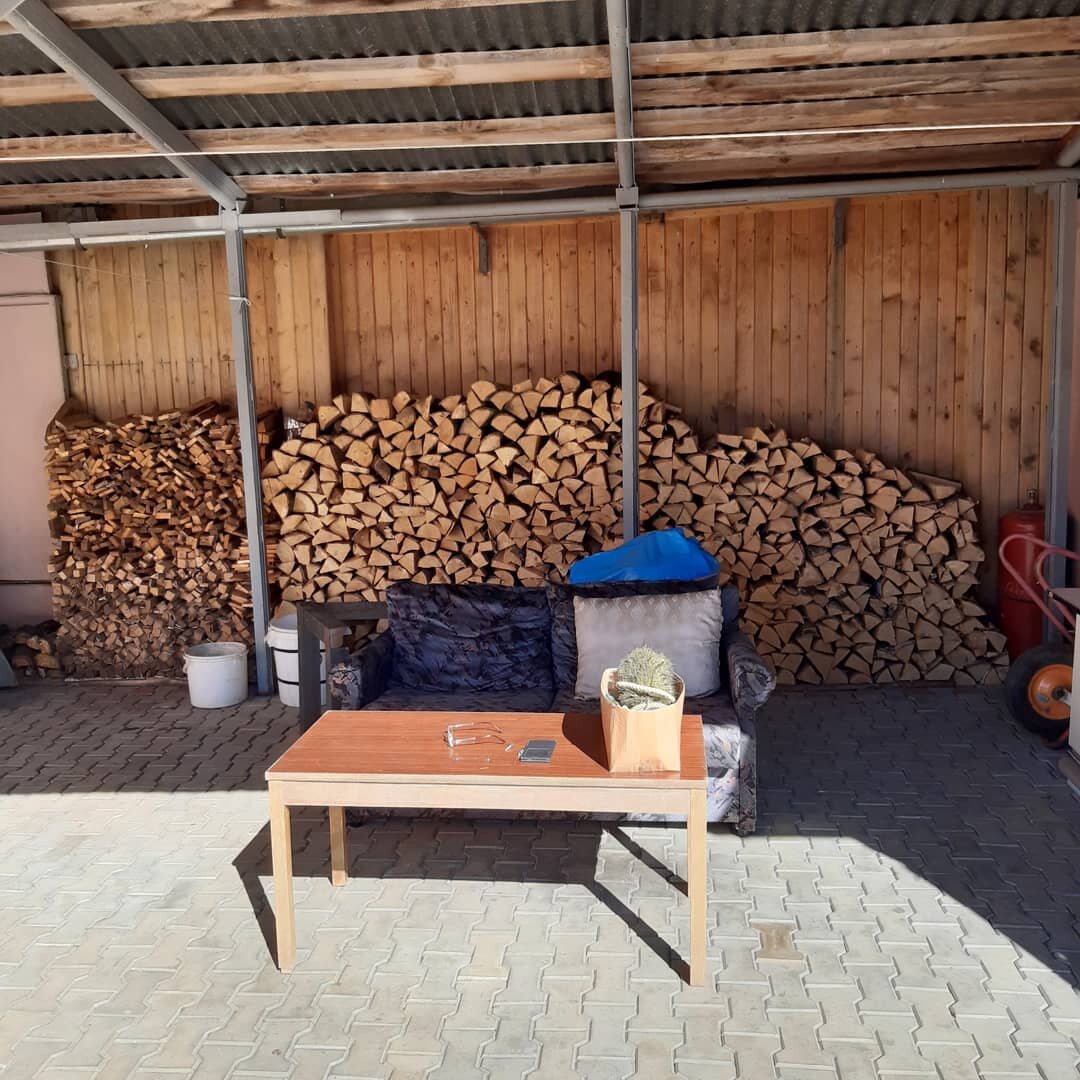 Хорошее место для дров не на земле и под крышей