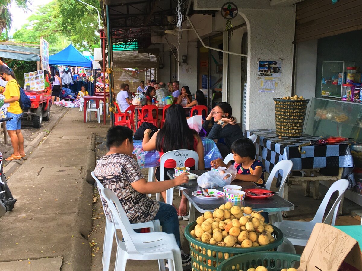 Видите группу белых людей вдалеке? В ряд стоит около 7 кафе, но только в одном из них - белые люди.