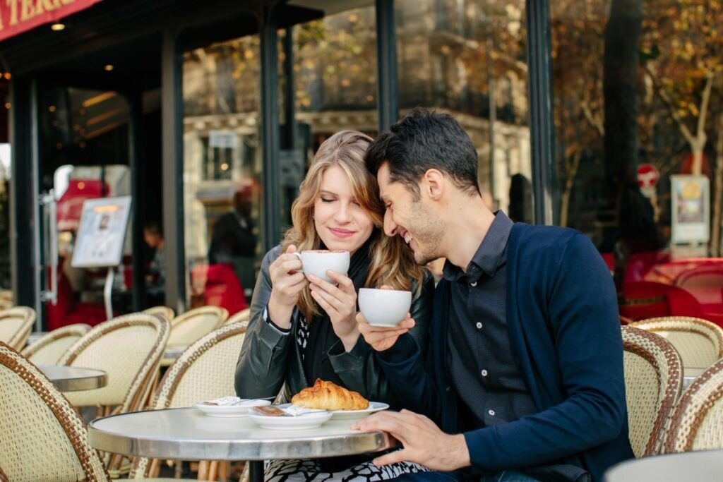 Alice and ron in a cafe now. Пара в кафе за столиком. Парочка в кофейне. Пара в парижском кафе. Влюбленные пары в кафе.