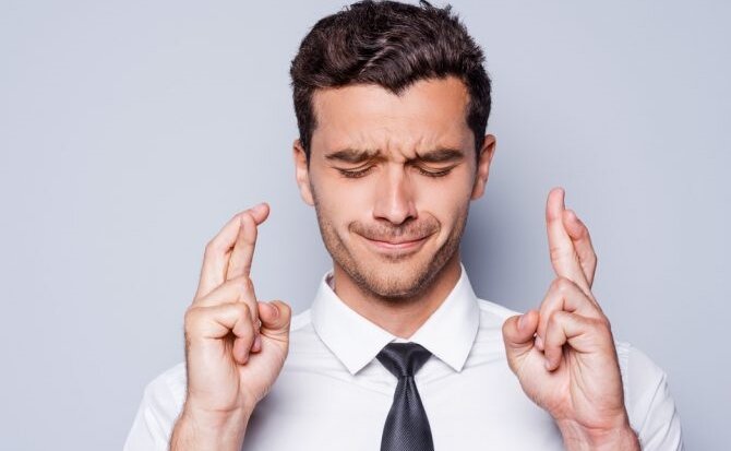 Такой способ предоставляет возможности для незаконных махинаций, поэтому сотрудники паспортных столов не всегда его одобряют. Лучше заранее позвонить в регистрационные органы и уточнить, выпишут ли вас по доверенности. 