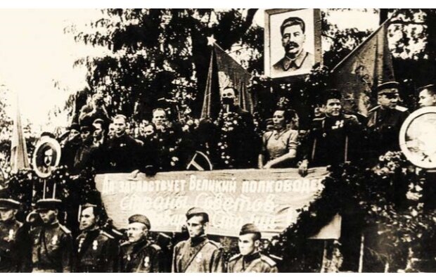 На фотографии праздничный митинг в честь освобождения Таганрога 31 августа 1943 года.  
Иллюстрация из книги Миус-фронт в Великой Отечественной войне. 1941/1942 гг. 1943 г. / Г.Г. Матишов, В.И. Афанасенко, Е.Ф. Кринко. — 2-е изд., испр. и доп. — РнД: Изд-во ЮНЦ РАН, 2011 