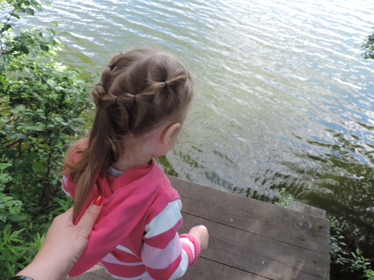 Доченька. Фото из архива. Пришлось схватить так, чтобы в озеро не упала. По сути, случайный кадр.