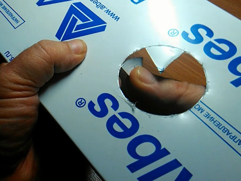 отверстие для вытяжки в натяжном потолке. лампы в пластиковом потолке. как просверлить отверстие в панели пвх под светильники. отверстие в пластиковой панели. отверстие в панели пвх под светильник.