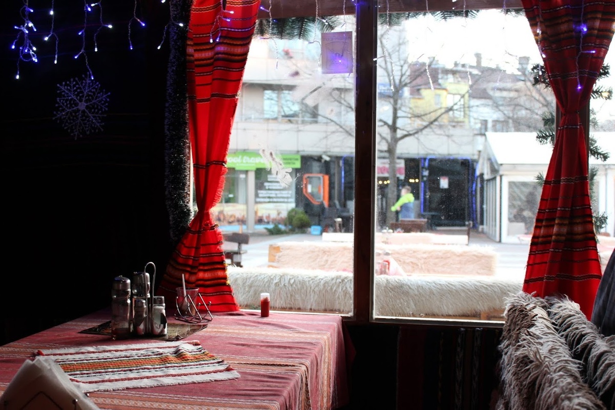 В домике тепло, греются обогреватели. На улице - декабрь. Там, конечно, есть столики, но крепких  людей для посидеть там не находится. Разве что кто-то покурить выйдет