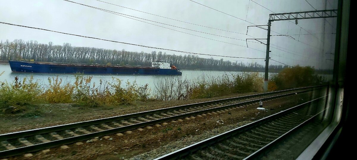 Электричка владивосток первая речка. Речной поезд фиолетовый.