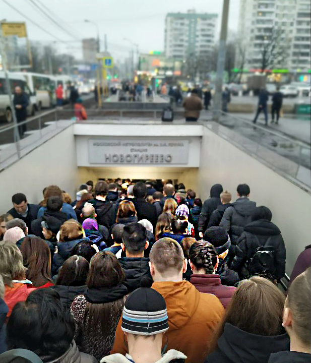 Метро выхино утром