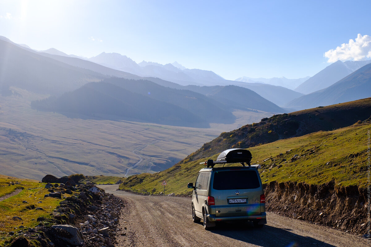1. После живописной дороги вдоль реки Каркыра на границе с Казахстаном, мы несколько дней провели на берегу Иссык-Куля, а потом, когда тюленить в очередной раз надоело, решили отправиться в горы. Причем изначально поехали в Семёновское ущелье, которое ещё пару недель назад было закрыто для посещения из-за "Всемирных игр кочевников" — международных состязаний по этническим видам спорта. Между собой два ущелья связывает небольшой перевал, с которого открывается довольно мощный вид на бескрайние просторы. Нам куда-то туда.

