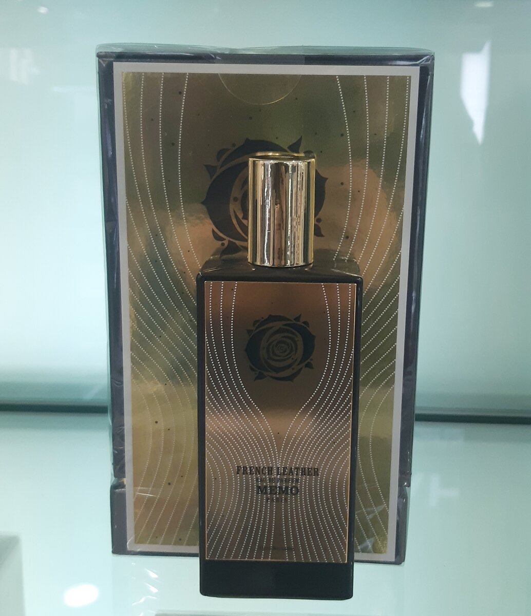 Стильный флакон с символическим рисунком розы на этикетке. И он там не случаен