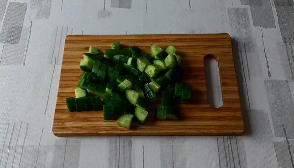 Нарезаем огурец 