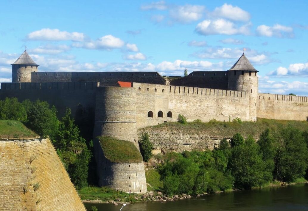 Castle на русском. Псков Ивангород. Ивангород море. Ивангородская крепость красный дом. Крепость Ивангород молния.