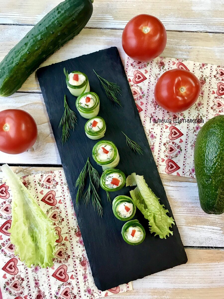 Согласитесь, смотрится отлично..., важно выбрать плотные огурцы с мелкими семечками, чем тоньше, тм лучше.