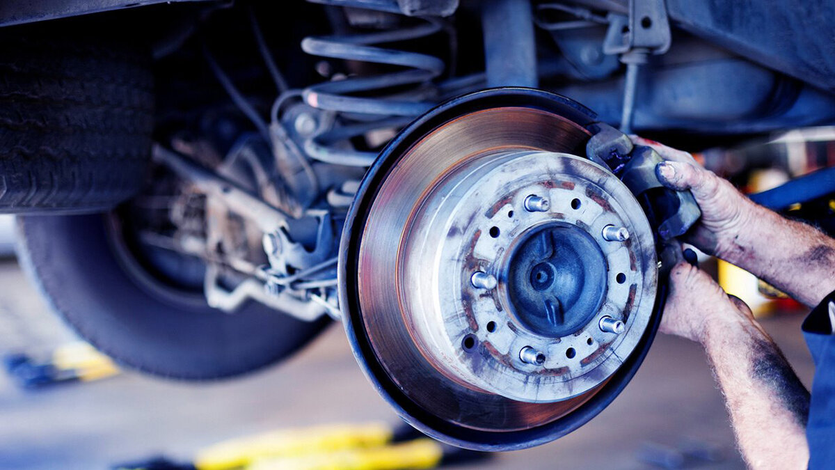 Почему машина плохо тормозит. Почему машина плохо тормозит. Проваливается педаль тормоза причины. Схема тормозной системы газ 3302 с абс. Тормозные колодки автомобиля.